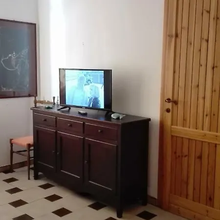 Holiday House 2 *