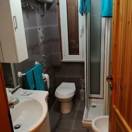 Holiday House 2 *